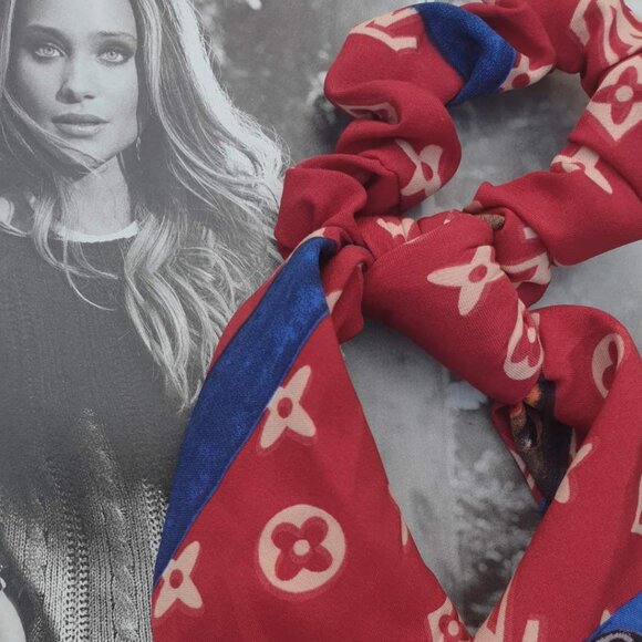 Women Fashion Red Clover Long Hair Scrunchie Elastic Tie Elegant Accessory Gift - Picture 1 of 1